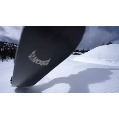 Lib Tech Quiver Killer 159 - черната база на Quiver Killer с логото Mayhem на сняг, отблизо